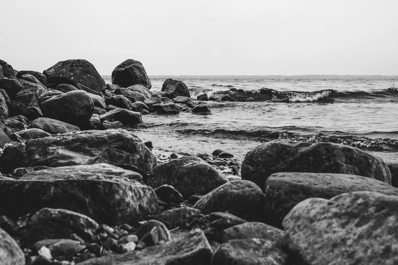 Kivikkoinen ranta, mustavalkoinen valokuva.